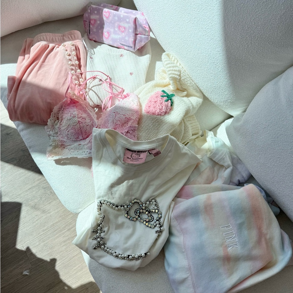 Girly clothing bundle 🎀 Forever 21 Cream Hello Kitty Embellished Tee